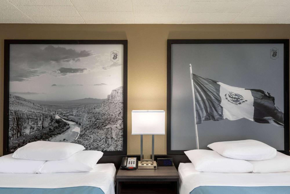 Queen Room with Two Queen Beds - Non-Smoking interior