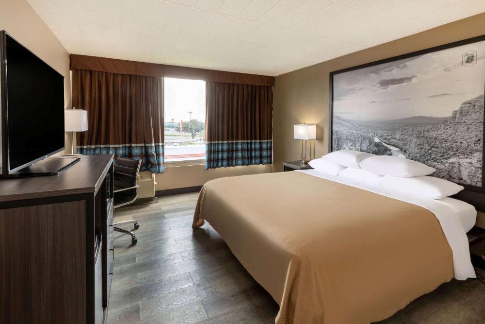 1 King Bed, Mobility Accessible Room, Roll In Shower, Non-Smoking interior